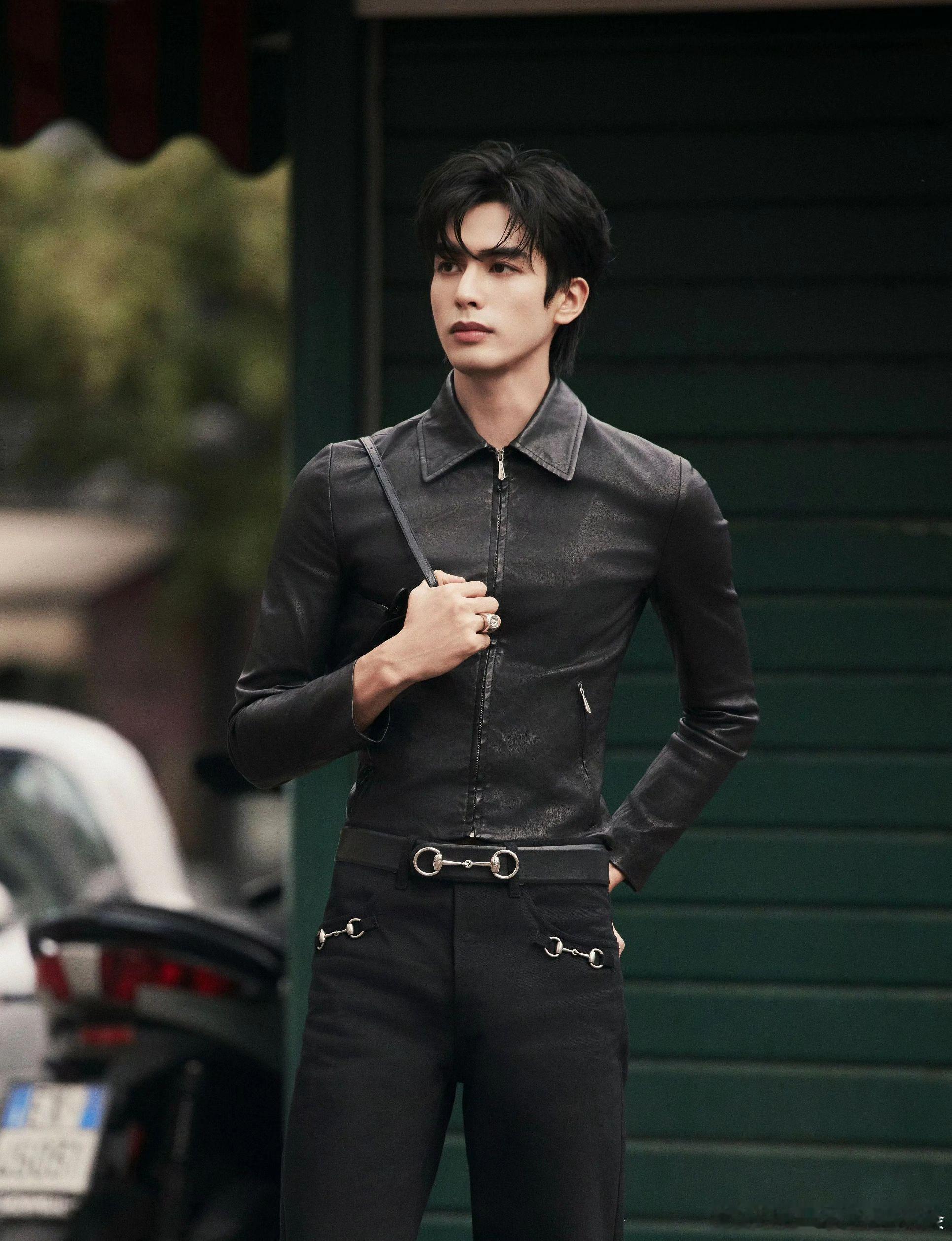 宋威龙[超话] 宽肩窄腰撑得起各式穿搭，长腿线条自带气场，每一步都像走在秀场。自