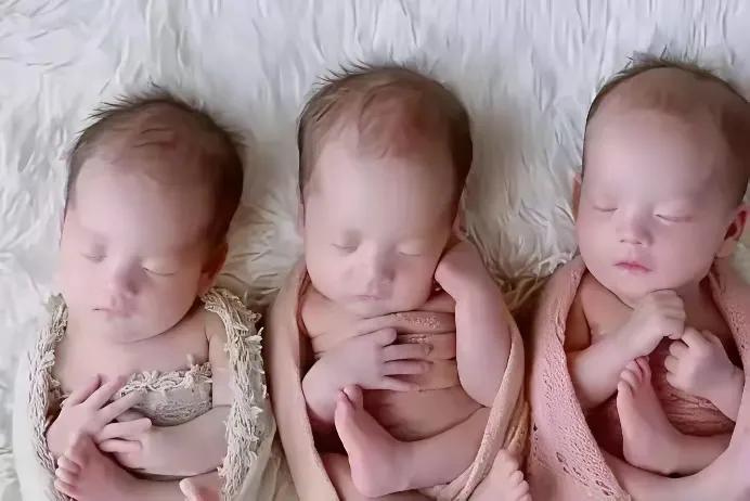 浙江温州一女子孕检是3胞胎。分娩前，老公满心期待是2个女儿1个儿子，逢人就念叨着