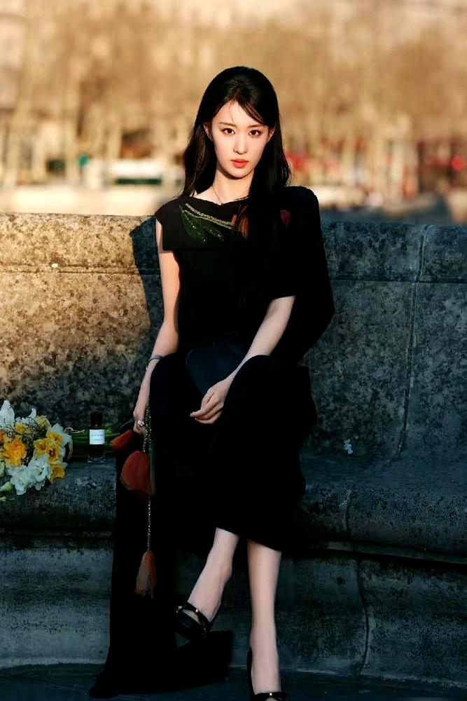 迪丽热巴困迪拜躲导弹碎片的时候，王楚然已经坐进了迪奥大秀头排。
 
热巴27号从