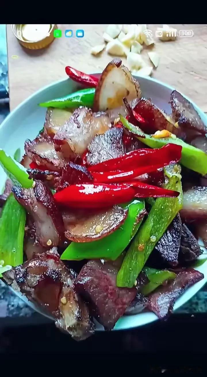 一个人在昆明的生活就是简单，炒这一盘菜，可以将就吃两顿。没办法啊，公司已经半年没