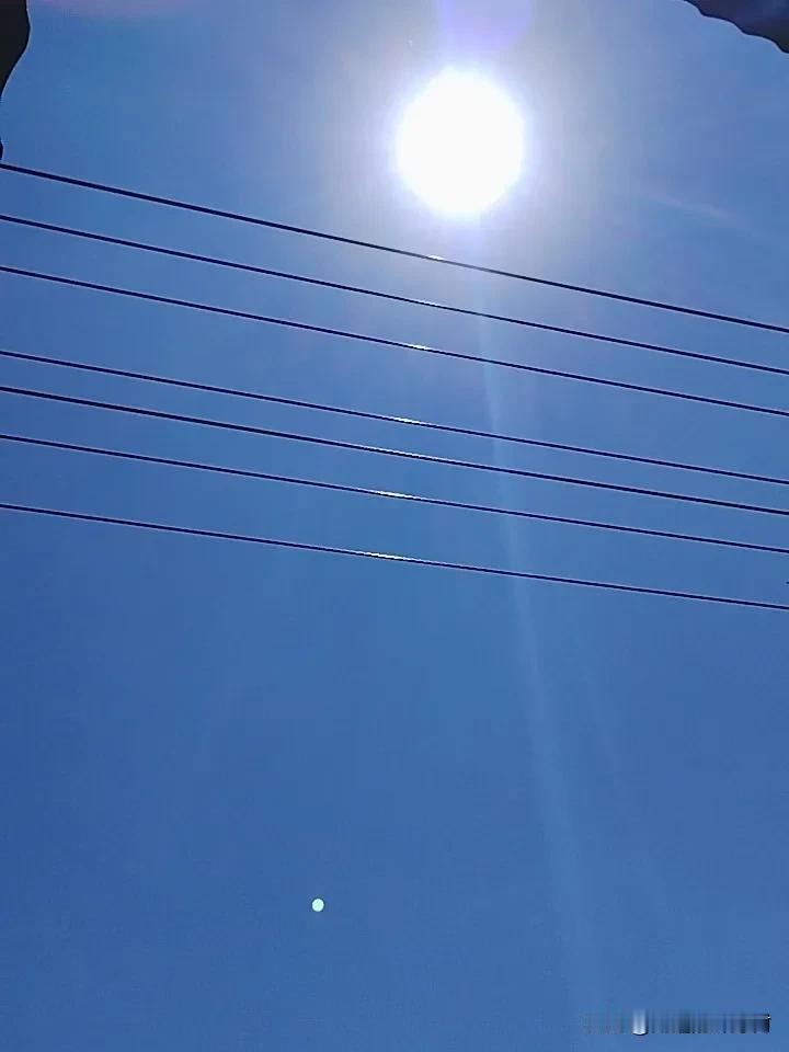 知道为什么今年这么热吗？原因就是当年80后许下的愿望实现了。那年种太阳的梦想果真