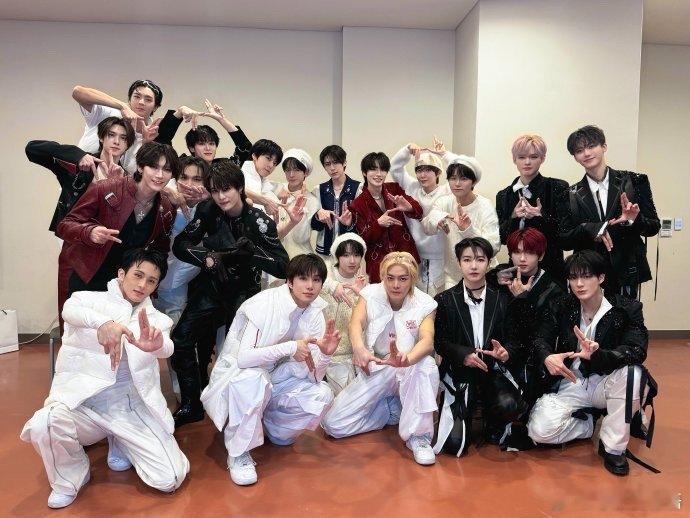 NCT大合照  刚结束的 SBS 歌谣大战余热未消，NCT 大合照就刷爆视线。瞧