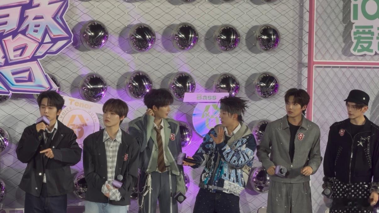 鹭卓钟辰乐看两遍就跳齐了 只看两遍能跳的这么齐甚至还有配合，不服不行超燃青春的合