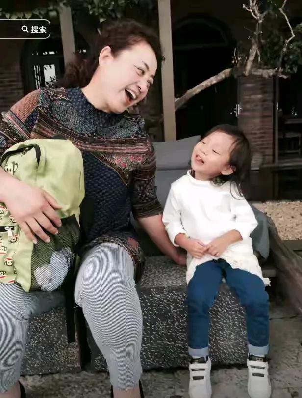 甜馨有个漂亮的奶奶，还有一个帅气的爸爸，妈妈还长得漂亮，美貌基因都刻在她的骨子里