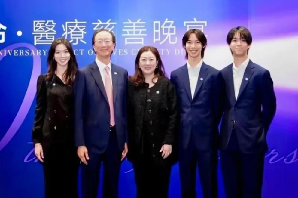 伏明霞一家的幸福合照，
老公74岁，伏明霞48岁，
两人相差26岁，
结婚也已经