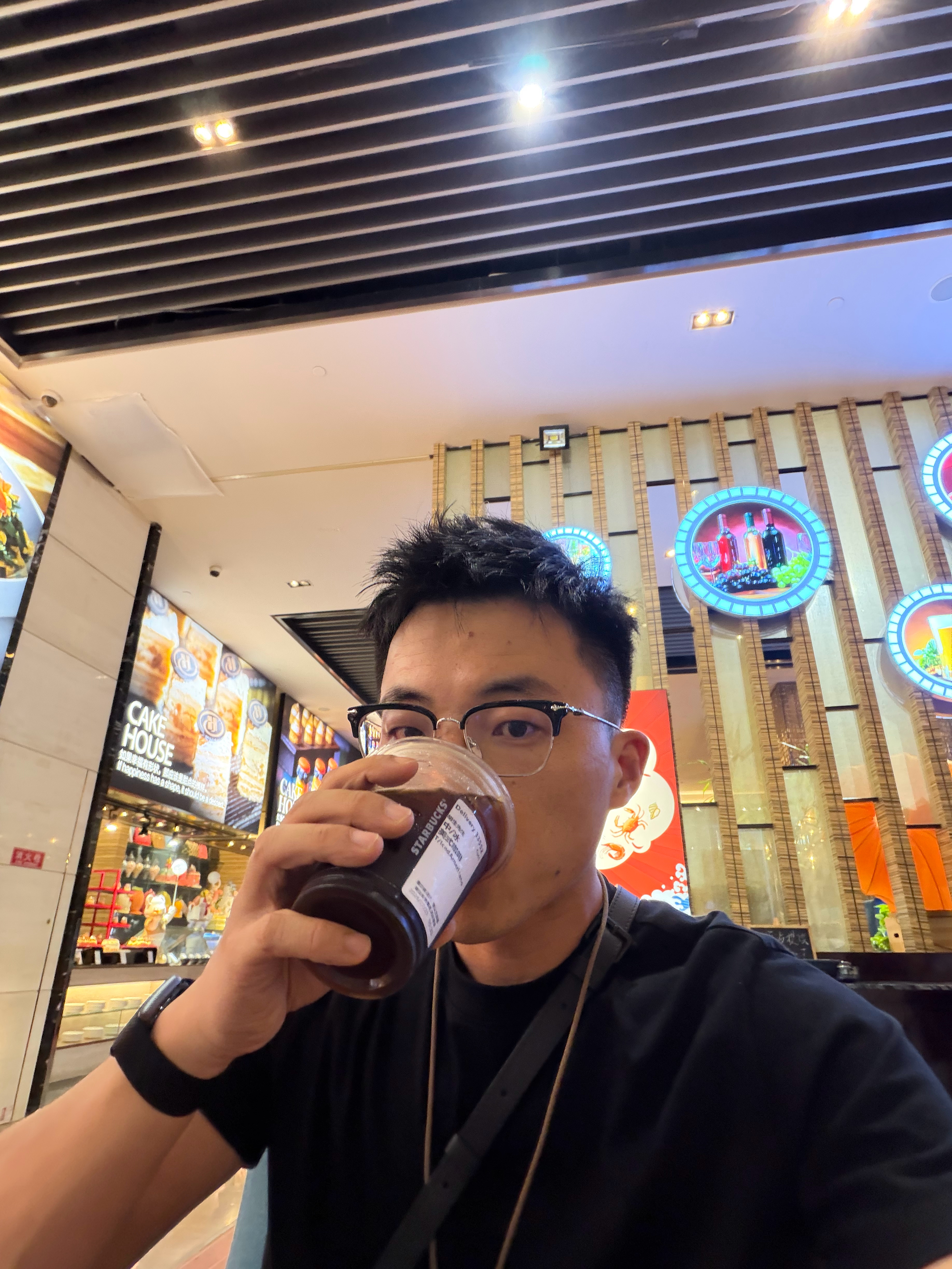 刚睡了两个小时，困死了…现在喝个冰美式，马上出门工作，噢力给 