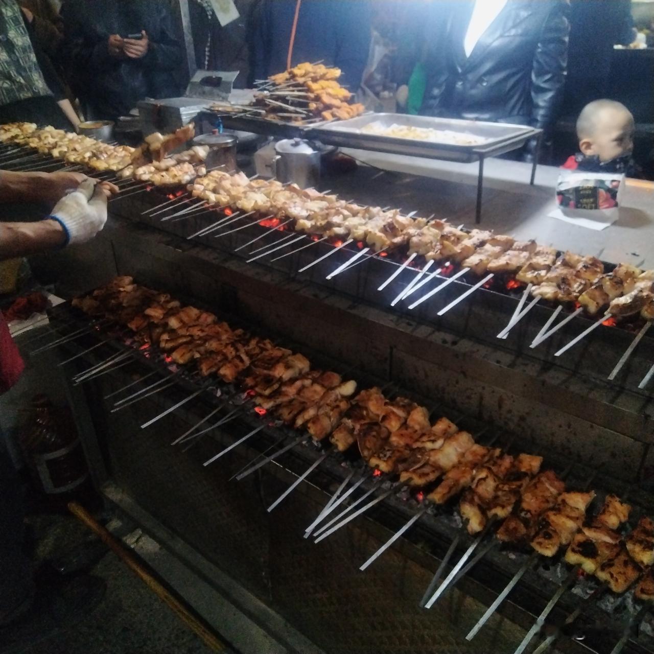 巴扎上的塔里烤鱼店，那生意好到爆！每次路过，店里都坐满了人，门口还排着队。
他们