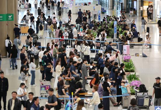 韩国人正在把钱包从首尔搬到中国。国内一碗冷面涨到五十块，烤肉人均上百元，越来越多