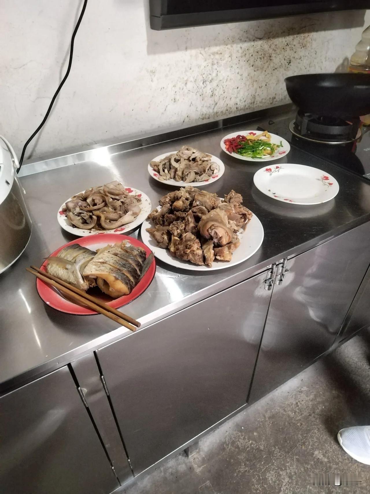 我今年78岁了，包揽着七，八口人的伙食，每天买菜做饭都是我自己，一天上下楼（五楼