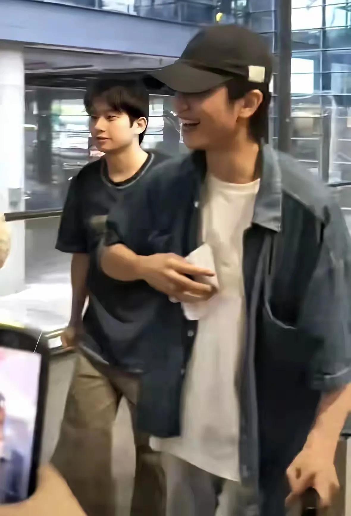 王彦桐签壹心那天，小助理比他本人还激动。朋友圈发了三条动态，第一条是签约合同的边