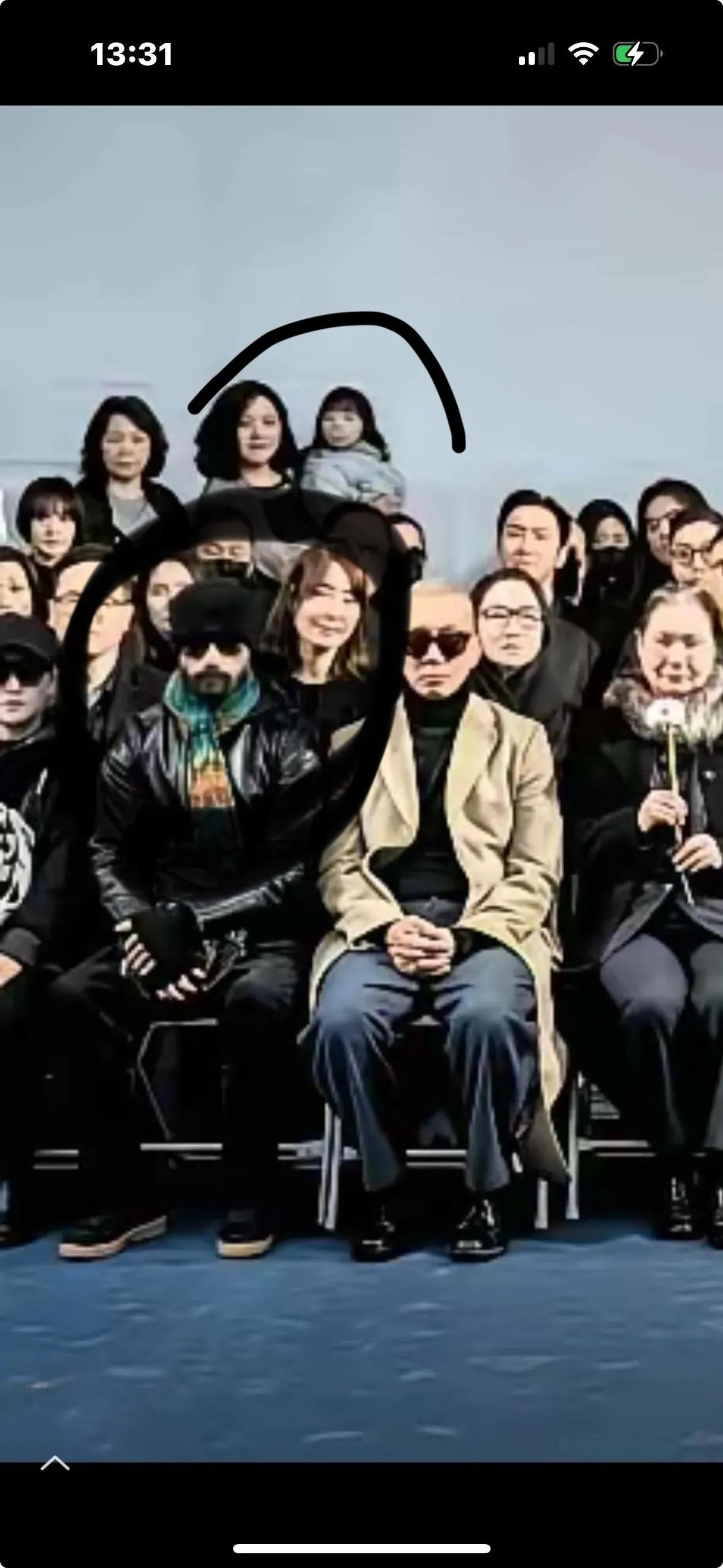 这大合照有点诡异，后面抱小孩的像大S。
靠近光头坐的那一男一女，看着也非常奇怪。