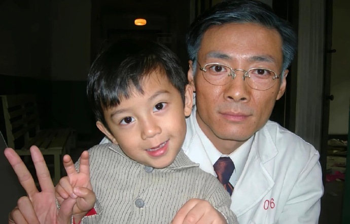 半个娱乐圈的人都抱过林沐然 林沐然和这么多演员合照过，真是从小见过不少世面了~ 