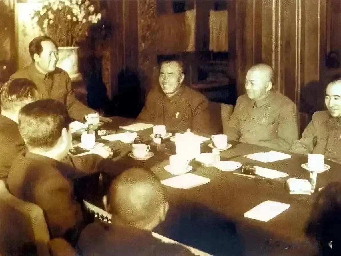 毛主席开会这样坐还是头一次见到。只见毛主席坐在居中的位置上，这样可以更方便倾听与