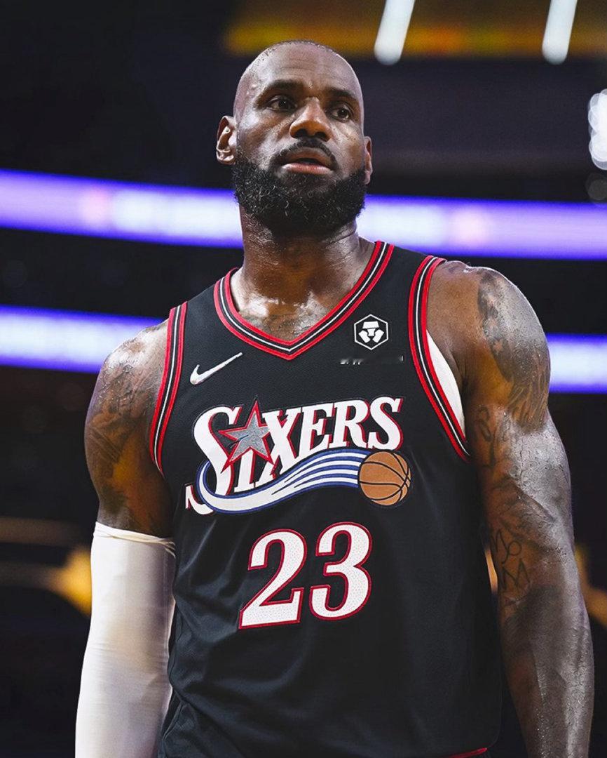 “迈克尔·乔丹打了9年就说，‘我需要休息，太多了……这太压倒性了。’勒布朗却像，