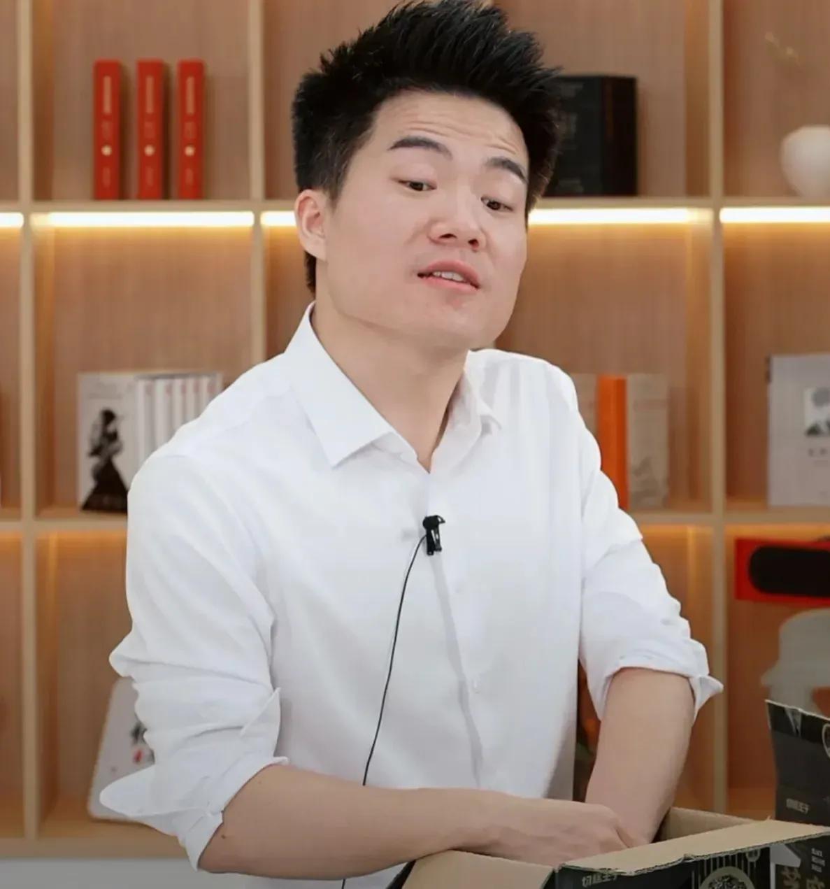 一天，易中天问老俞：