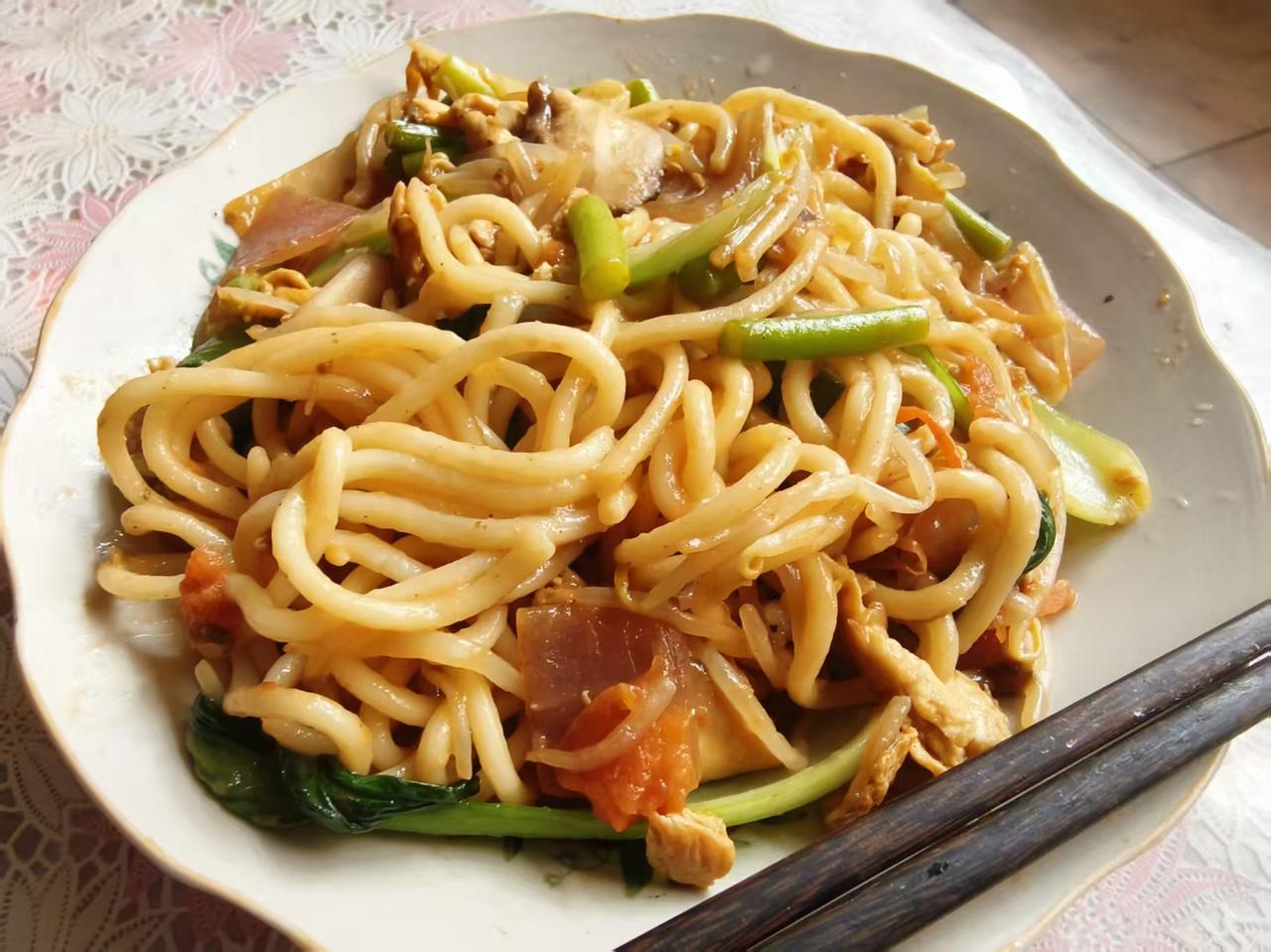 真心话茶局三餐打卡热气腾腾♨️的一碗热干面🍜，简单易做，美味又健康。