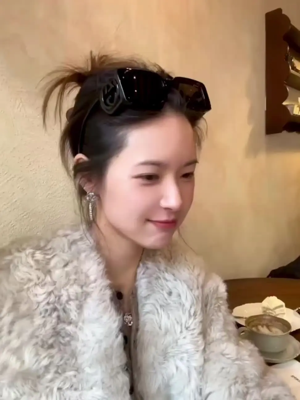 希望自己温柔点, 再温柔点, 不要满身戾气 ,不要锁紧眉头.