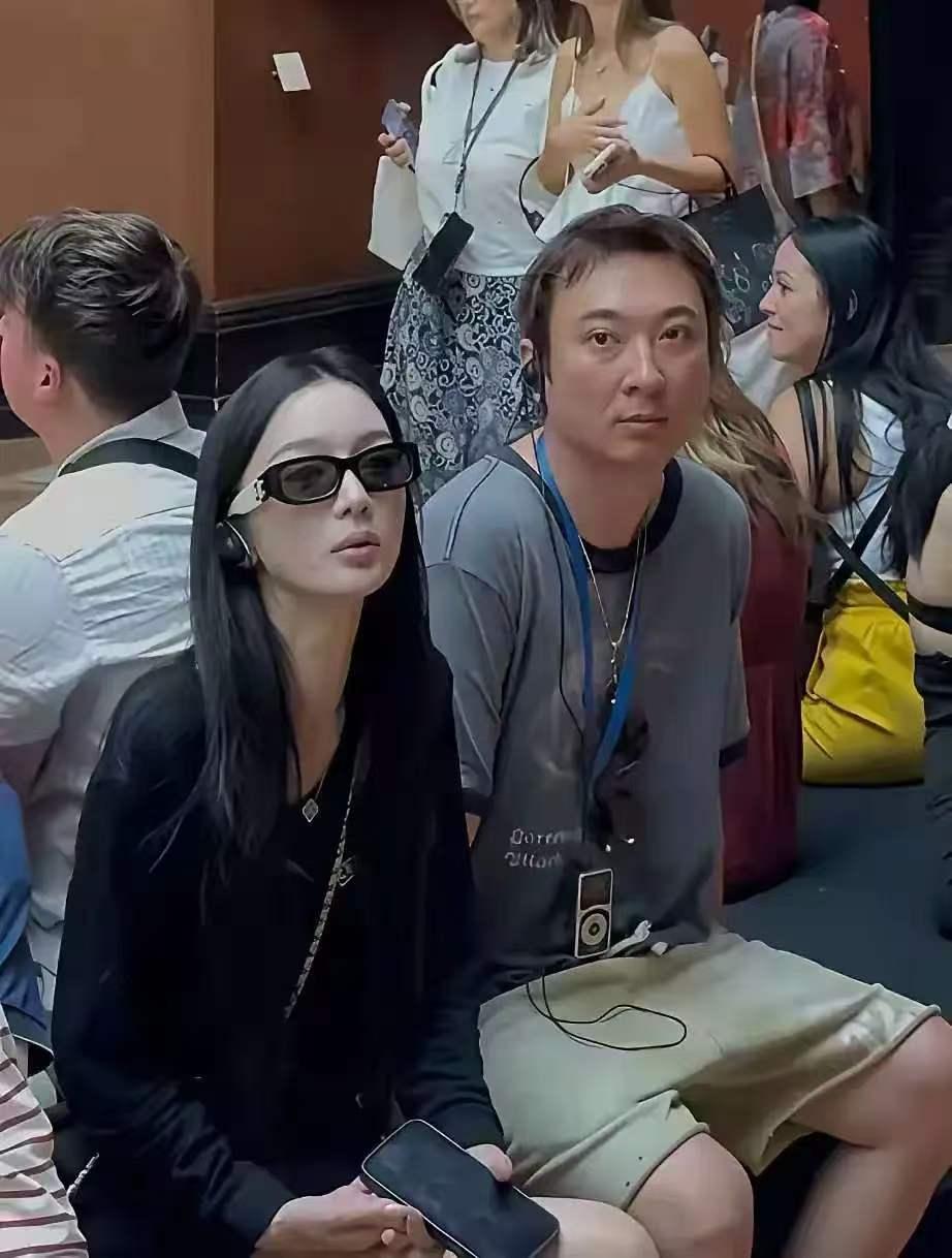 有人说，
王思聪这一辈子左拥右抱，
已消耗精气，再不回头，身体健康会出问题。
