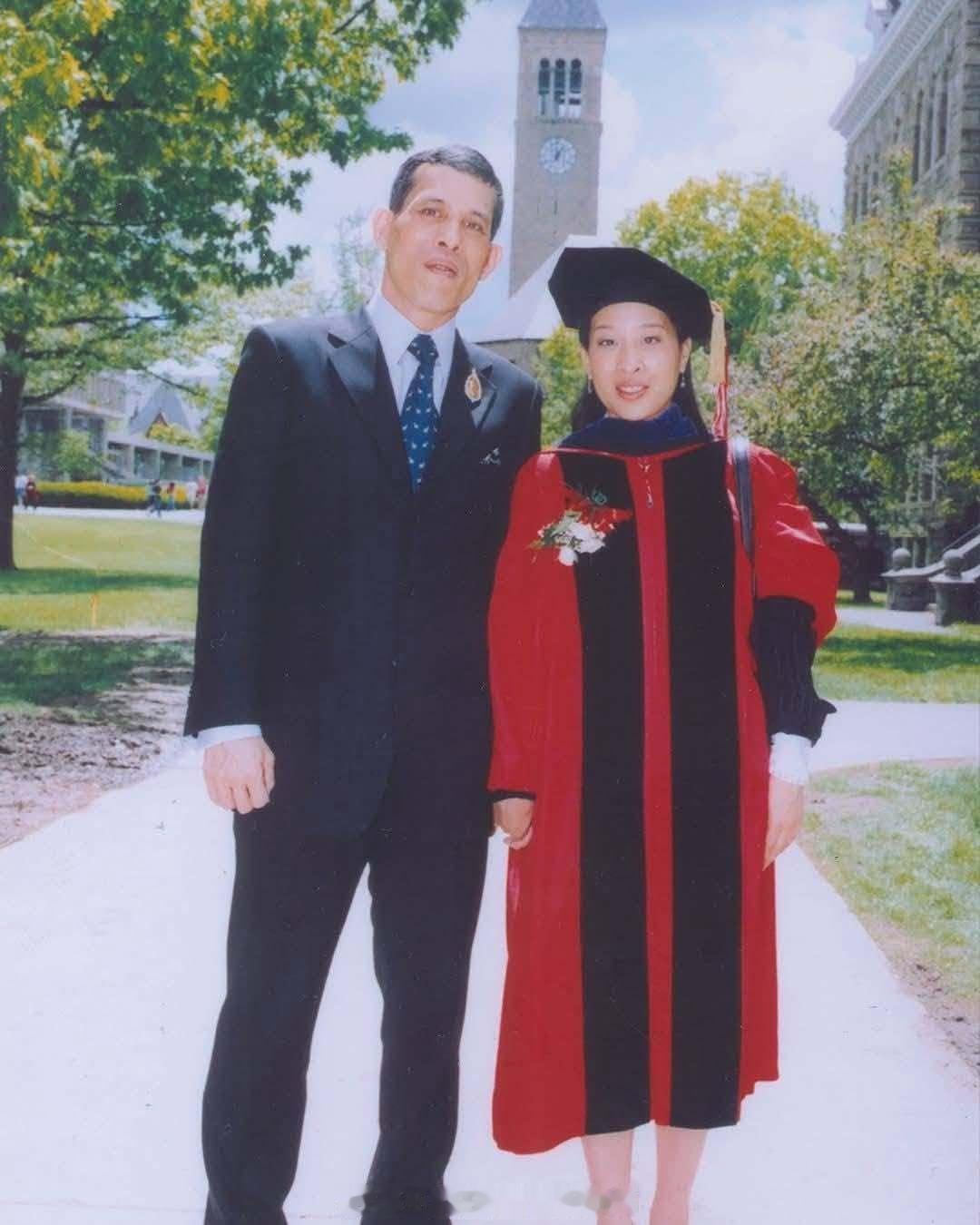 王室王室泰国王室帕公主 老照片：帕公主在毕业典礼上和狗哥的合影。 