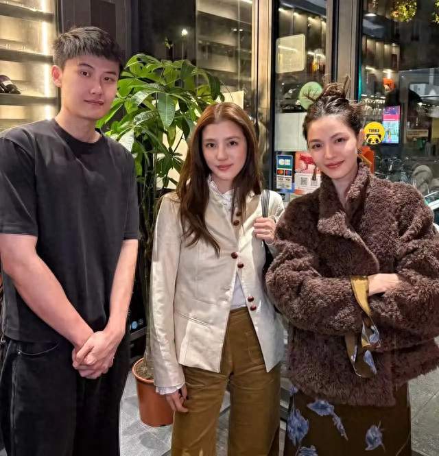 巴黎火锅店偶遇吴千语钟楚曦！一个温婉一个俏皮，这闺蜜感绝了