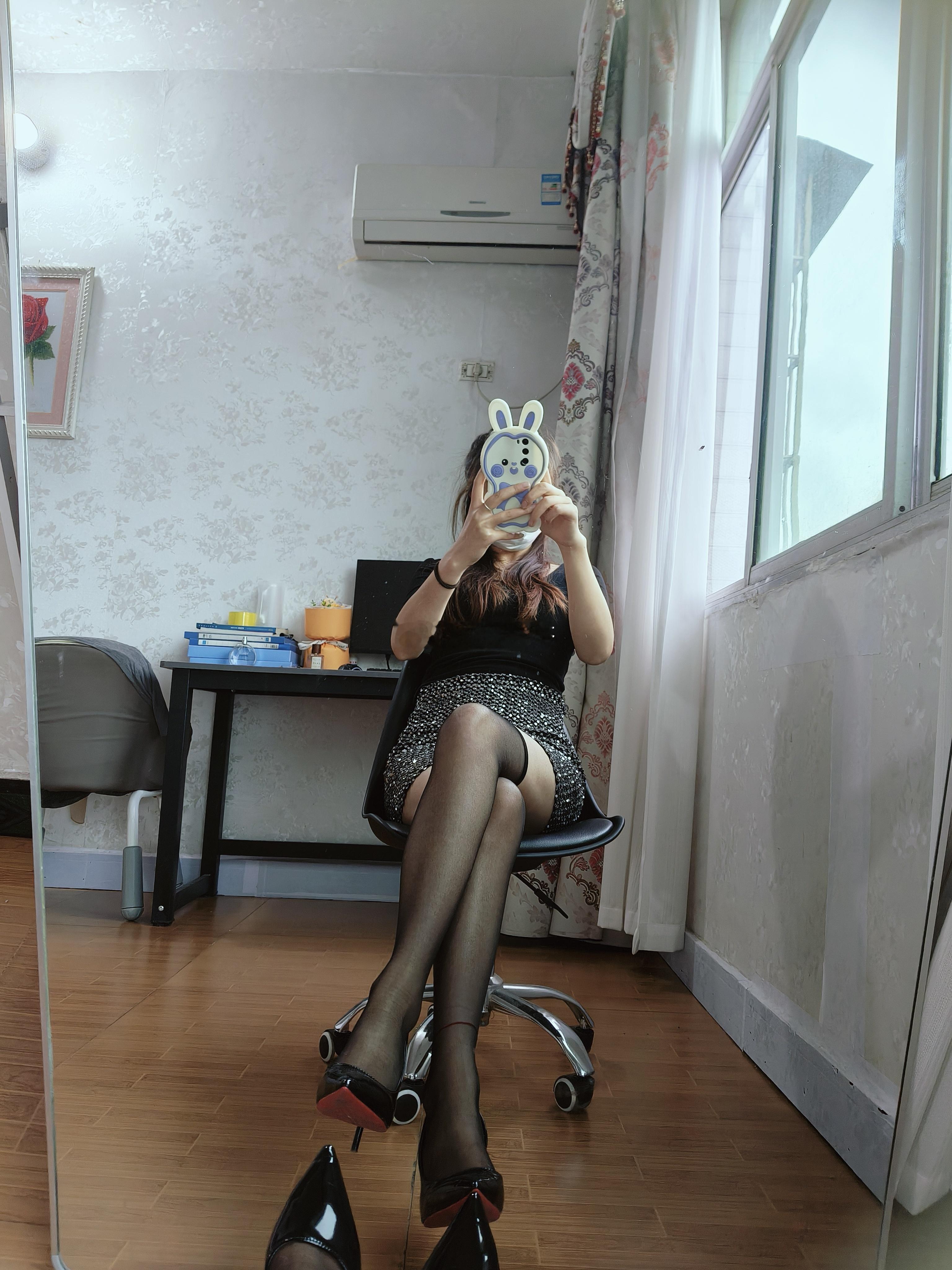 黑丝+高跟，办公室也能拍出大片感！👠 