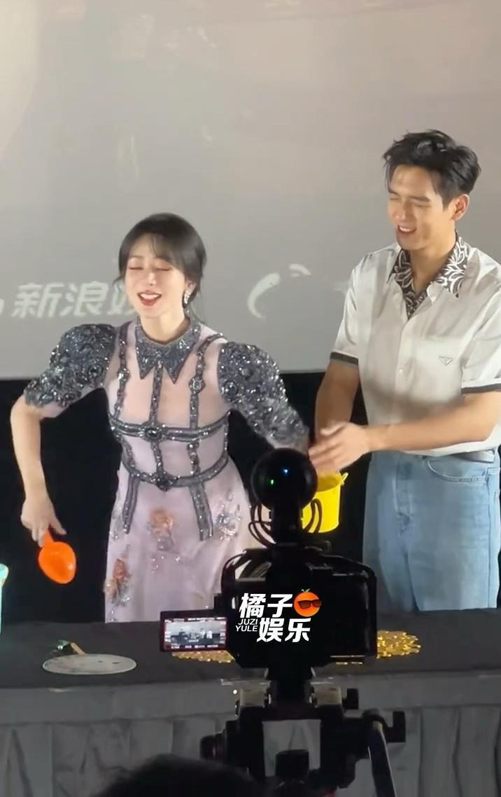玩游戏还牵手？哈哈哈哈好萌的声音 真可爱啊杨紫[亲亲] ​​​