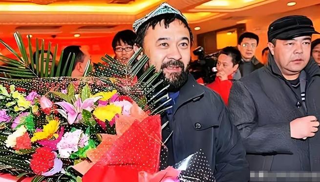 新疆一男子退伍后，在贵州卖羊肉串8年，每串利润不到3毛钱，不料，男子竟将辛苦攒下