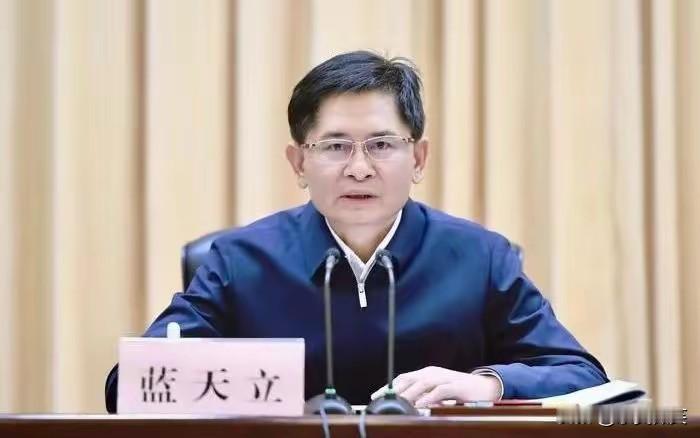 很好的名字，希望顶天立地于蓝天之下，很可惜，背弃初心使命，丧失理想信念。
愧对父