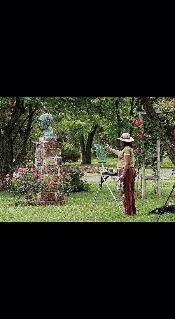 🎨 颜料混着草香，笔尖在画布游走。青铜凝视着创作，时间在此处凝固成双向奔赴。