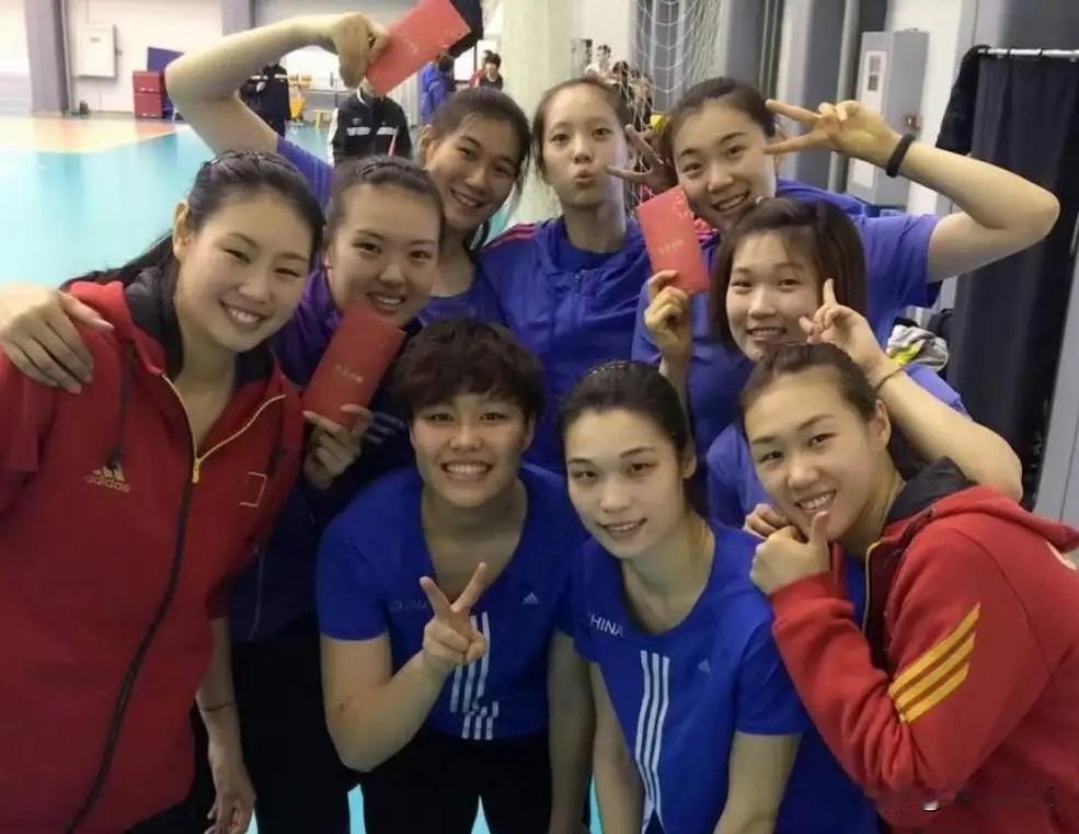 三三得九，9位女排队员同框！
青春气息简直要溢出屏幕，一个个笑容满面，活泼可爱，