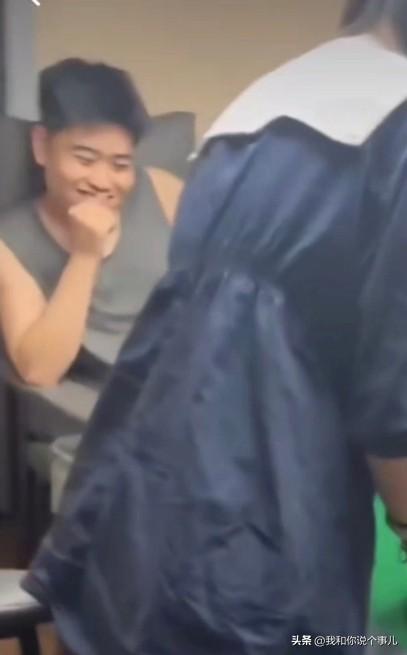 “就是吃白食长大的”，
这一句回怼，让商家也是无言以对了。
一女子要忙着打麻，又