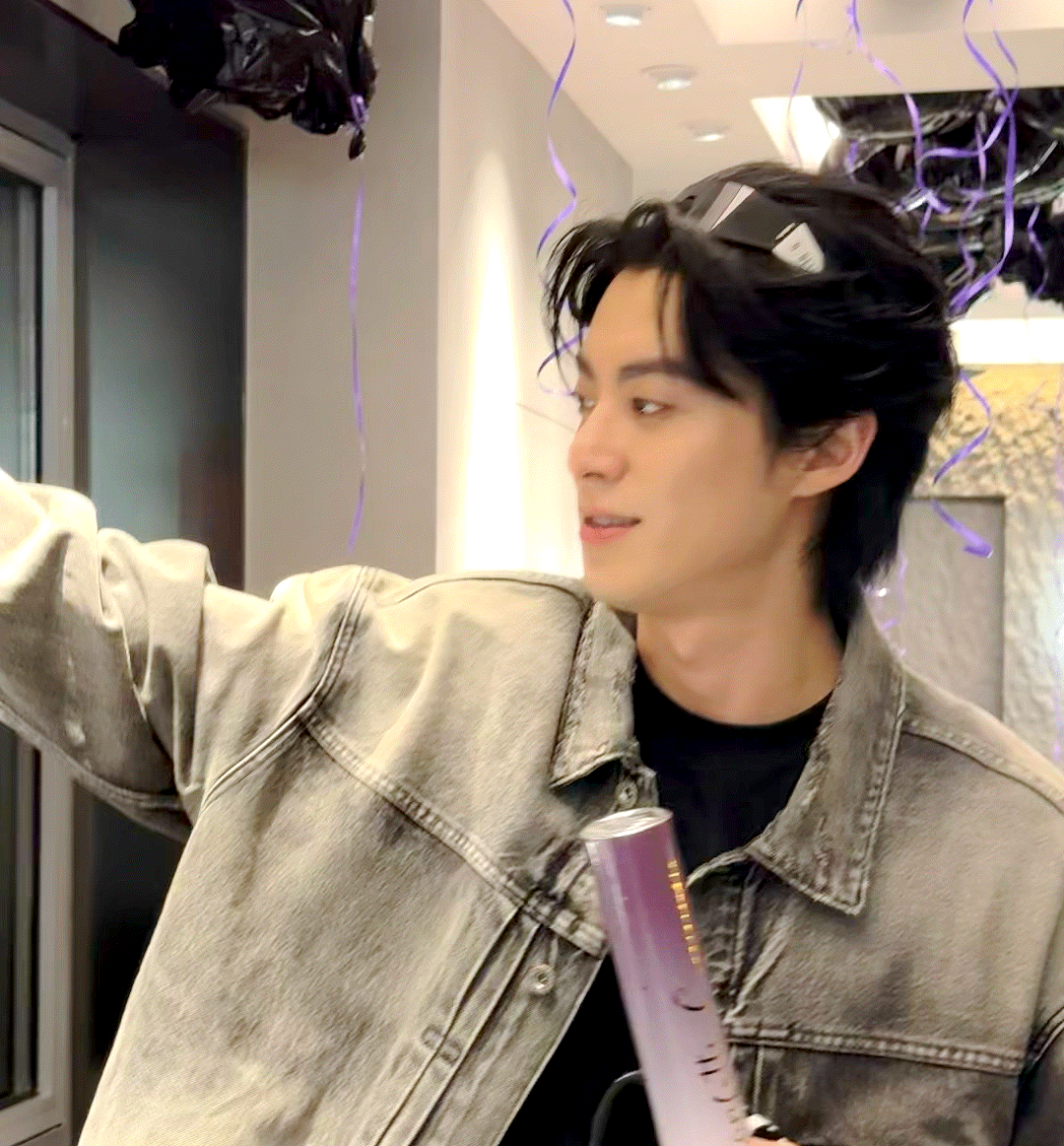 王鹤棣今日的招牌鲨鱼笑🦈 ​​​