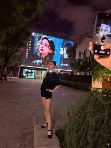 古力娜扎和金宝合影古力娜扎醒来金宝的排面演员本人和大屏里的自己饰演的角色同框，荧