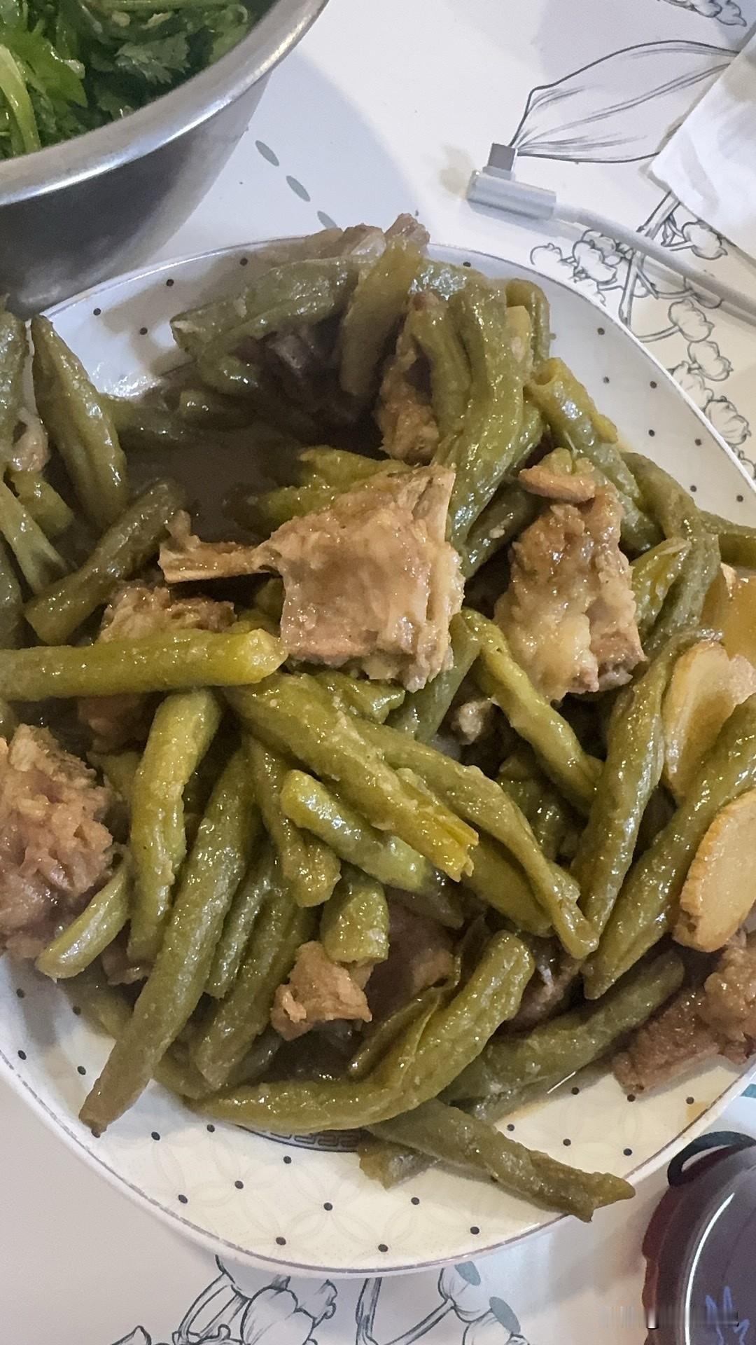今日家常饭菜：鲜香入味的排骨炖豆角，荤素搭配，满是生活暖意。

曾经也是被家人捧
