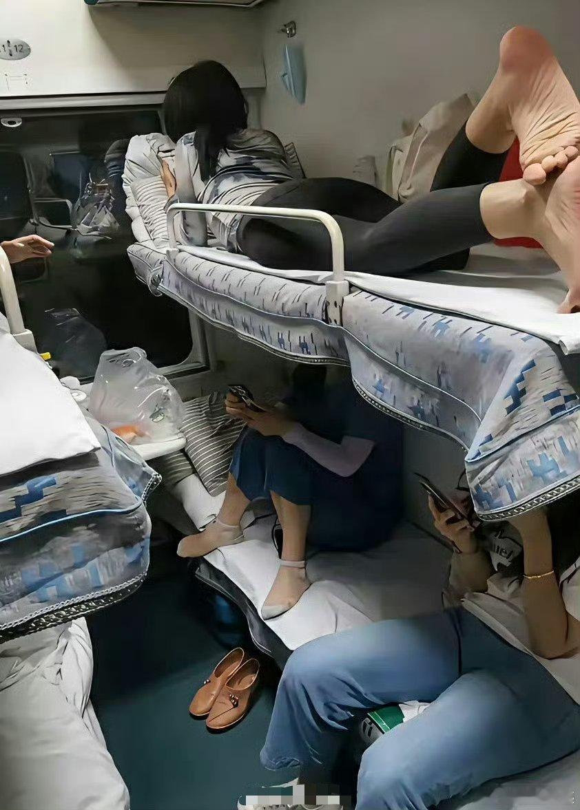 售票员，我就要这一间卧铺的票，可以吗？ ​​​
