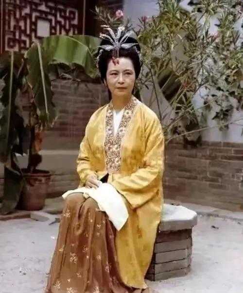在古代只有正妻和丈夫是合法的关系，而且正妻会在丈夫死后发卖妾，或者打发走，毕竟，