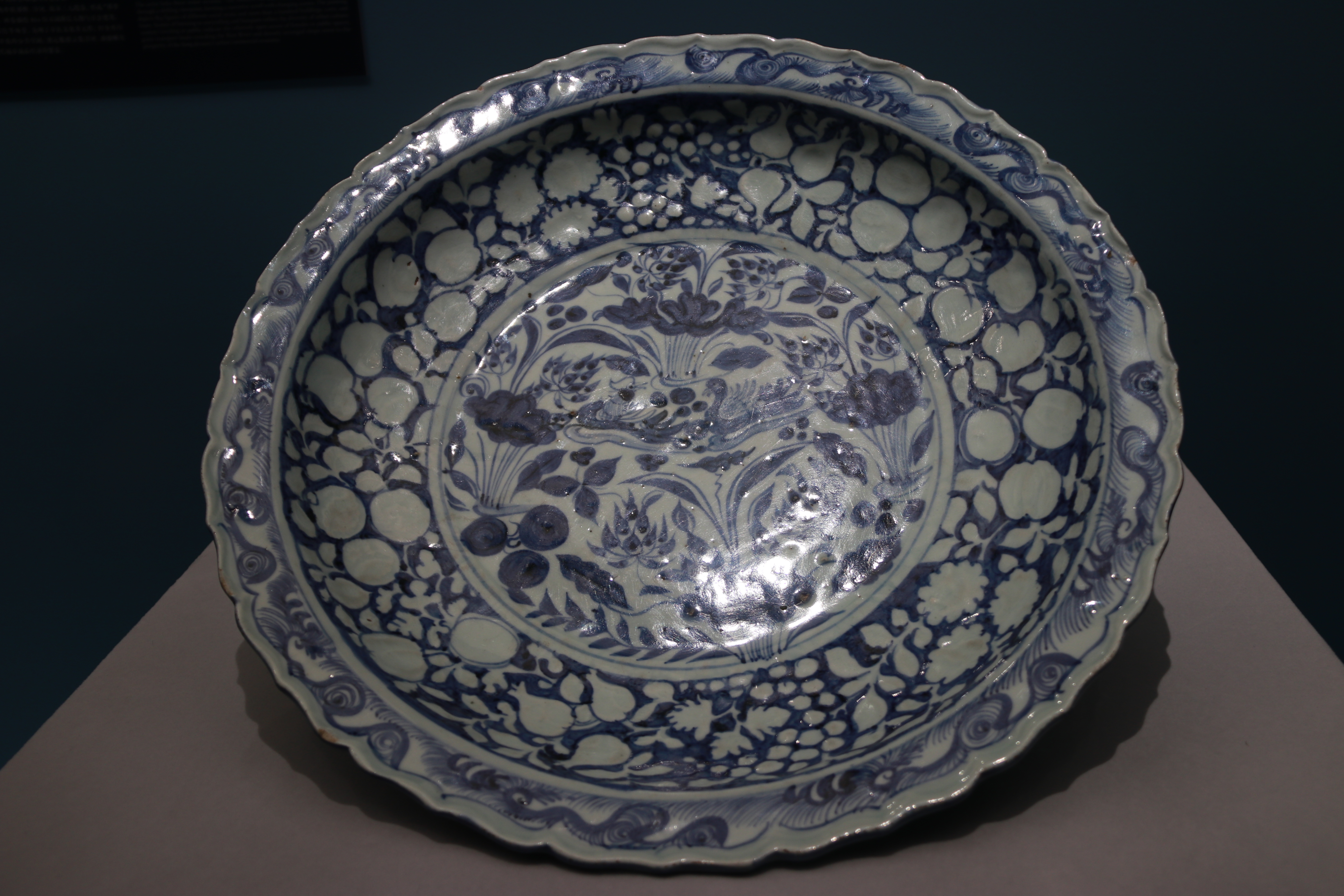 青花莲池鸳鸯图菱花口盘 元 中国国家博物馆藏此盘为景德镇窑烧制而成。菱花口、折沿