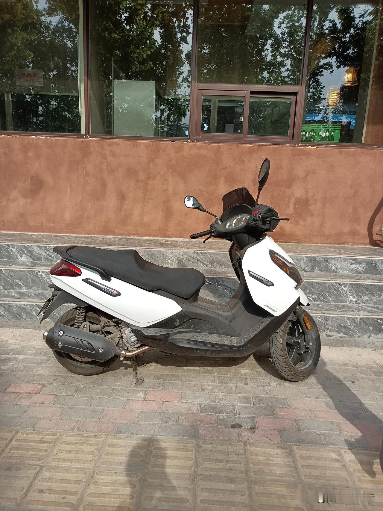 刚刚发现一台比亚乔x7，实车看着挺小的，就是这个造型真的是太土了，有种光阳老未战