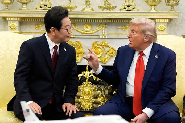 【#李在明希望在朝鲜建特朗普大楼#】当地时间8月25日，韩国总统李在明前往白宫会