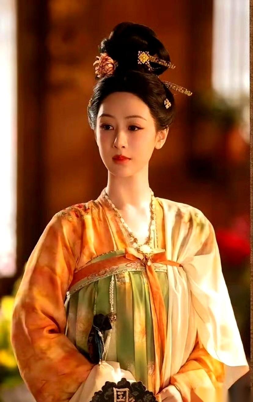 拿《国色芳华》跟《水龙吟》比，说数据差不多？
我差点以为我穿越了，或者我跟大伙儿