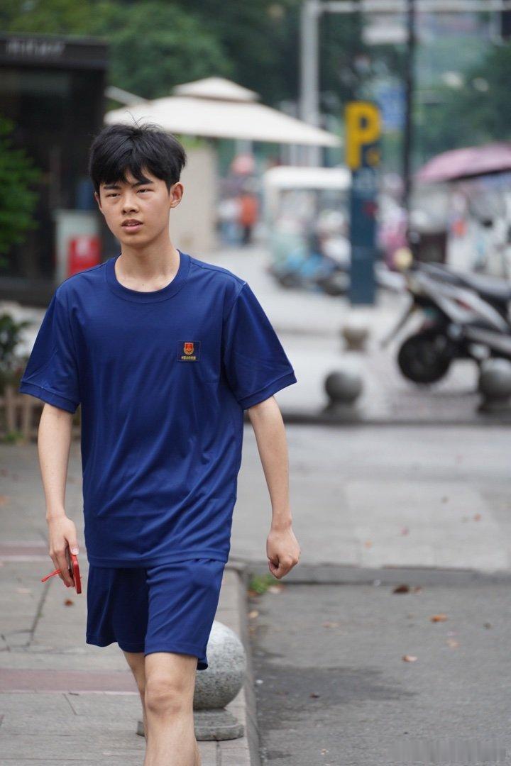 夏天最适合穿火焰蓝的体能服了 