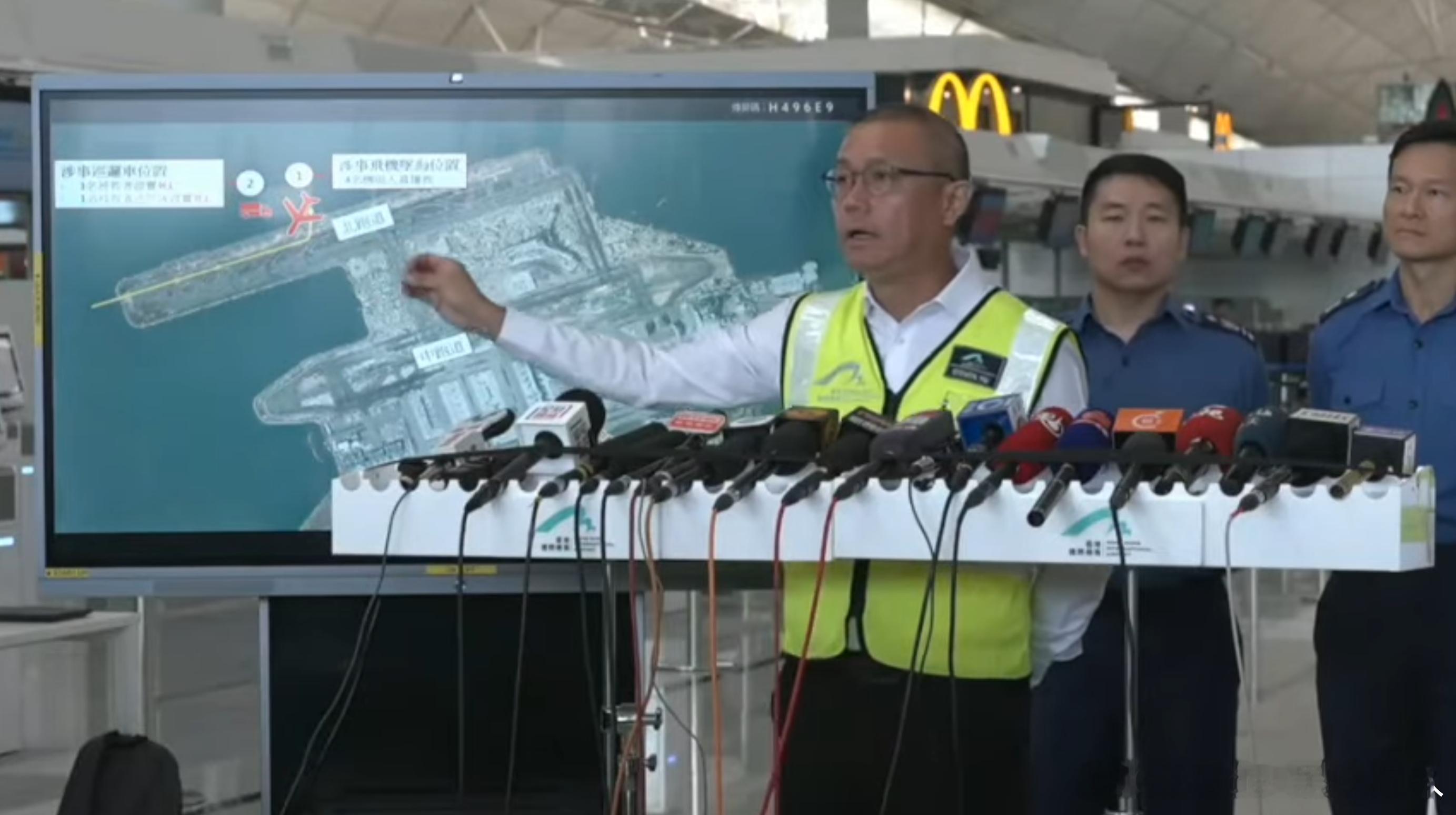 香港机场一飞机降落撞地勤车致2死 地勤车上两名工作人员是真的惨，被飞机撞入海里。