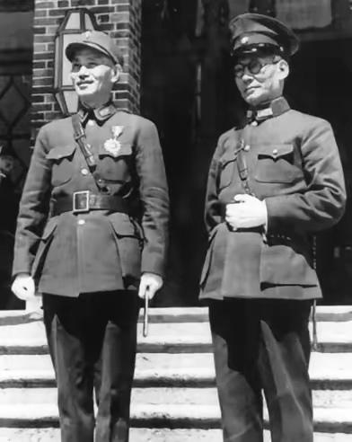1947年，龙云被老蒋看得死死的，他儿子来探父，刚迈出火车站站台，就被宪兵不由分