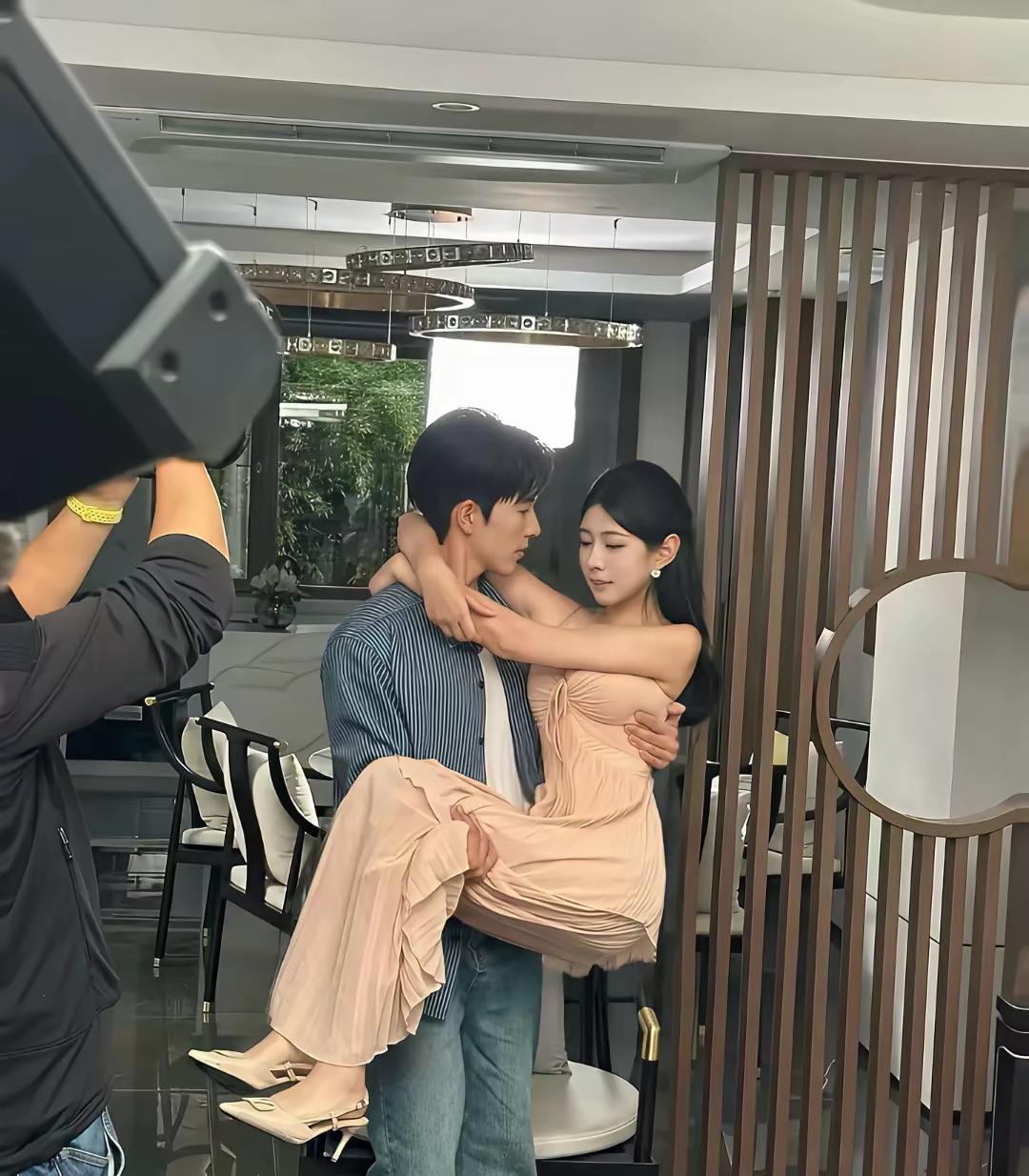 你知道为什么电视剧里公主抱直拍上半身吗？实际上 下面是支架拖着的 一方面拍的时间