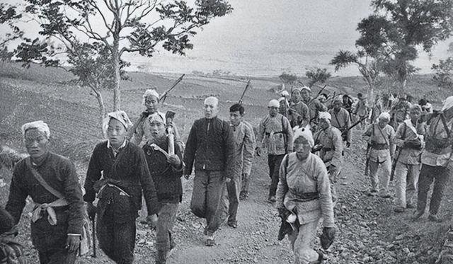 1936年，一红军团长因伤势过重逐渐没了气息。战友们含着泪找来树枝杂草，轻轻盖在