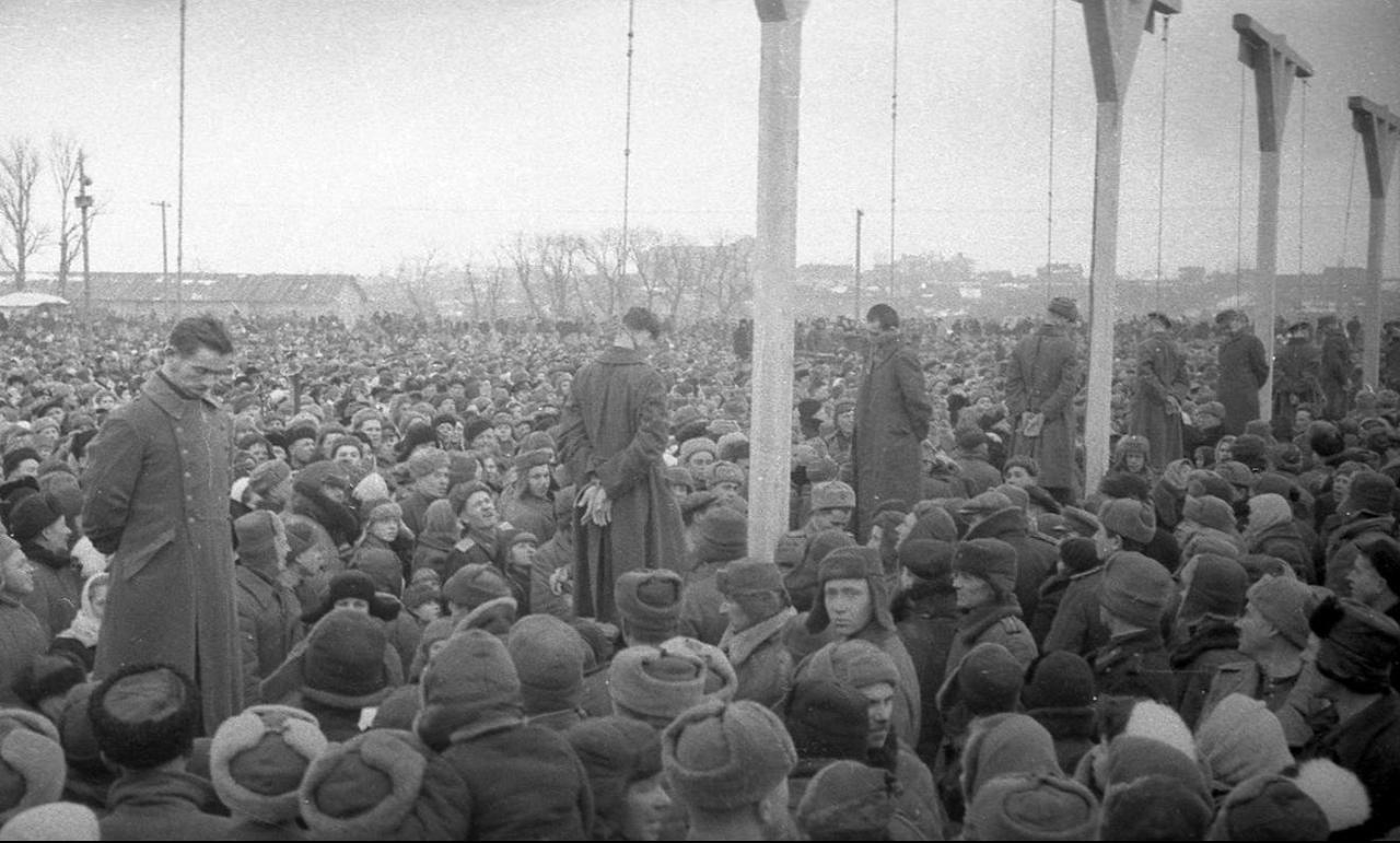 1946年，十四名德国战犯在白俄罗斯明斯克赛马场被当众处以绞刑，现场围观民众超十