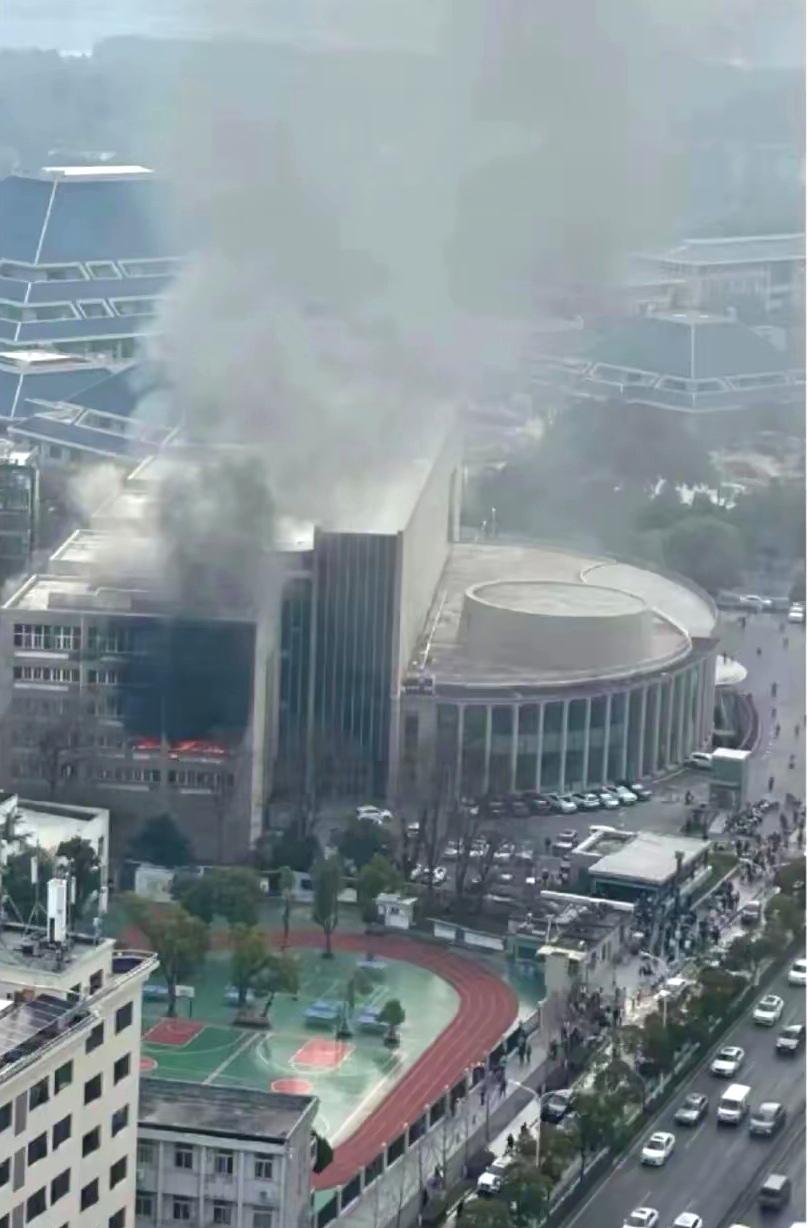 南博文物事件还在调查，湖北美术馆就着火了。
看来网友们的预言还是比较准的，接下来