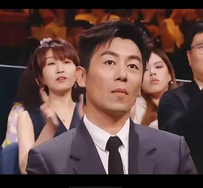 颁奖典礼现场这一幕
看着真让人感慨万千
镜头扫到台下，公布获奖名单的一瞬间，朱亚