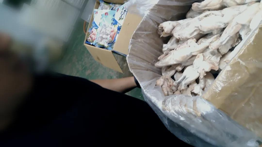 媒体暗访加工厂发现诸多问题抗生素牛蛙看了“澎湃新闻”影子调查队关于牛蛙加工厂的暗