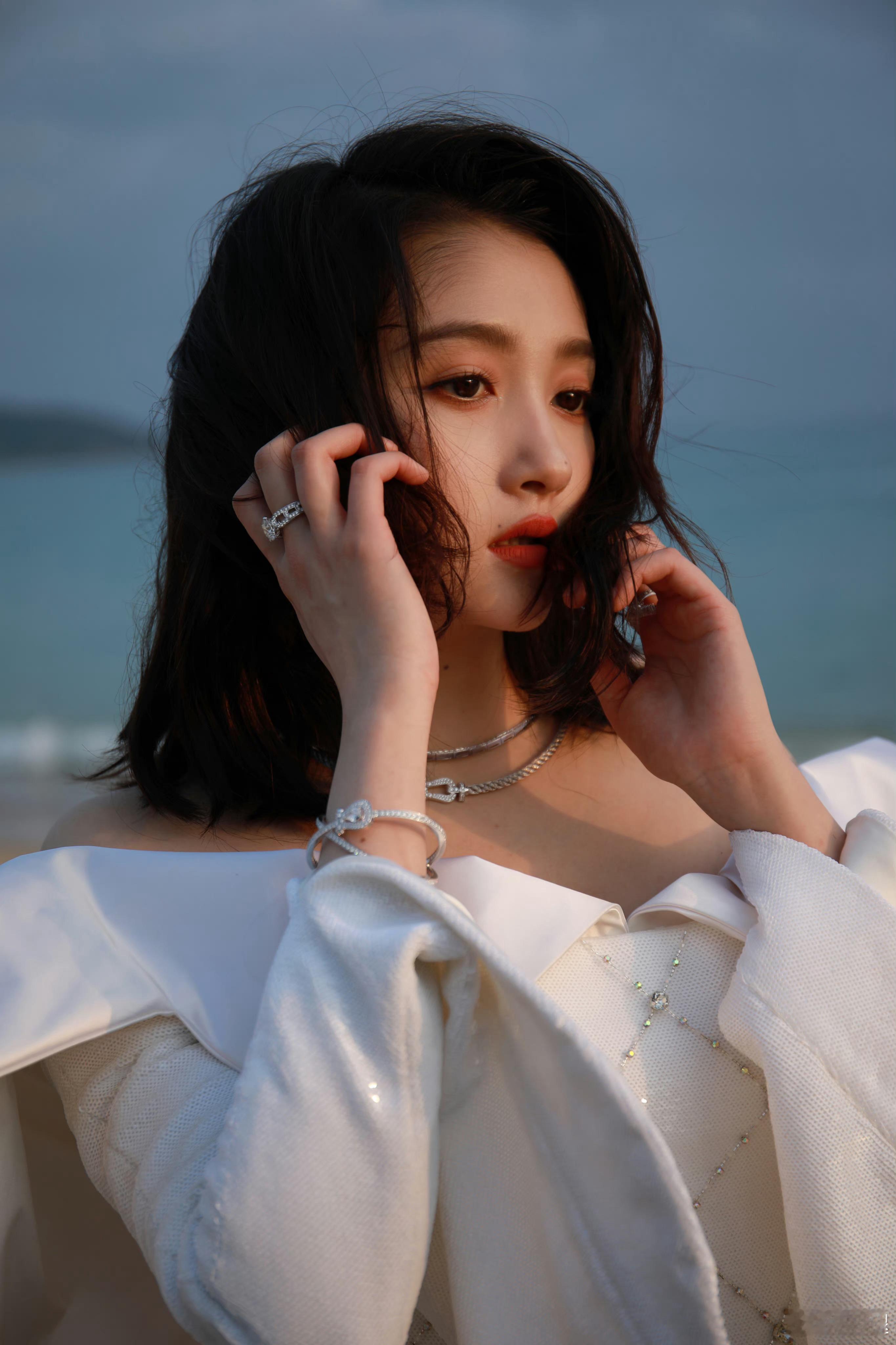 关晓彤 ✨ 三亚晚宴出图，高定白裙，乐享阳光璀璨 ​​​
